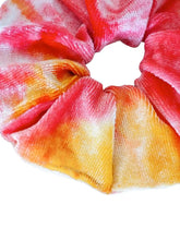 Samt Scrunchie in Rot-Orange mit Farbverlauf – Red Sunset von LYMAJA